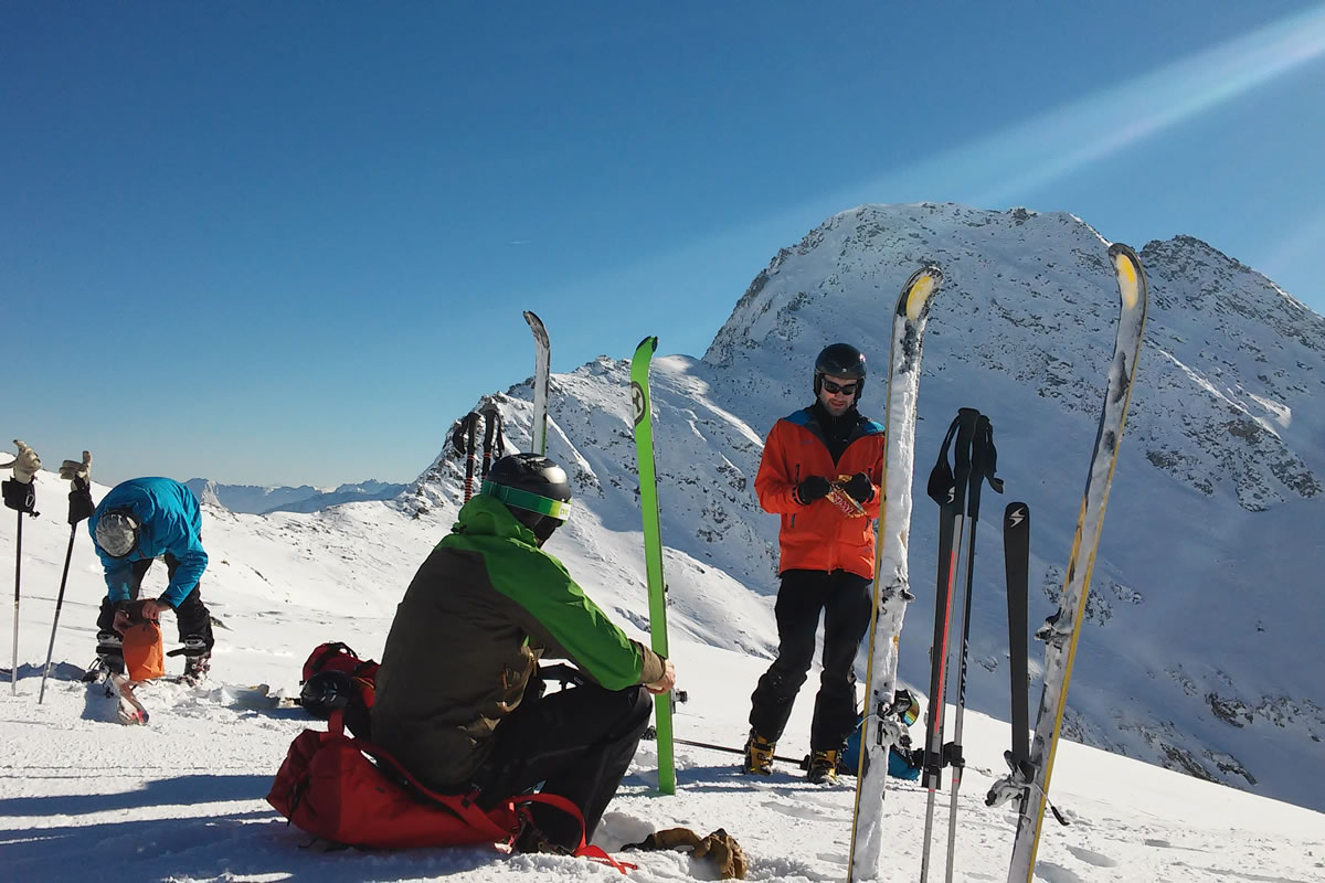 Skitourgeher am Gipfel, Pause